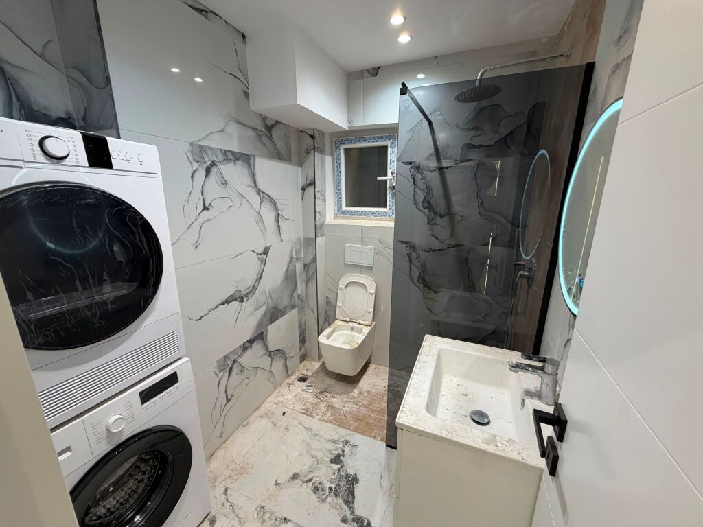 🏡 Shitet apartament 1+1, me verandë dhe parkim të sigurt përpara 📍 Rruga “Kongresi i Manastirit”, përballë Pediatrisë 💰 Çmimi: 12,000,000 lekë (120 milionë lekë të vjetra)