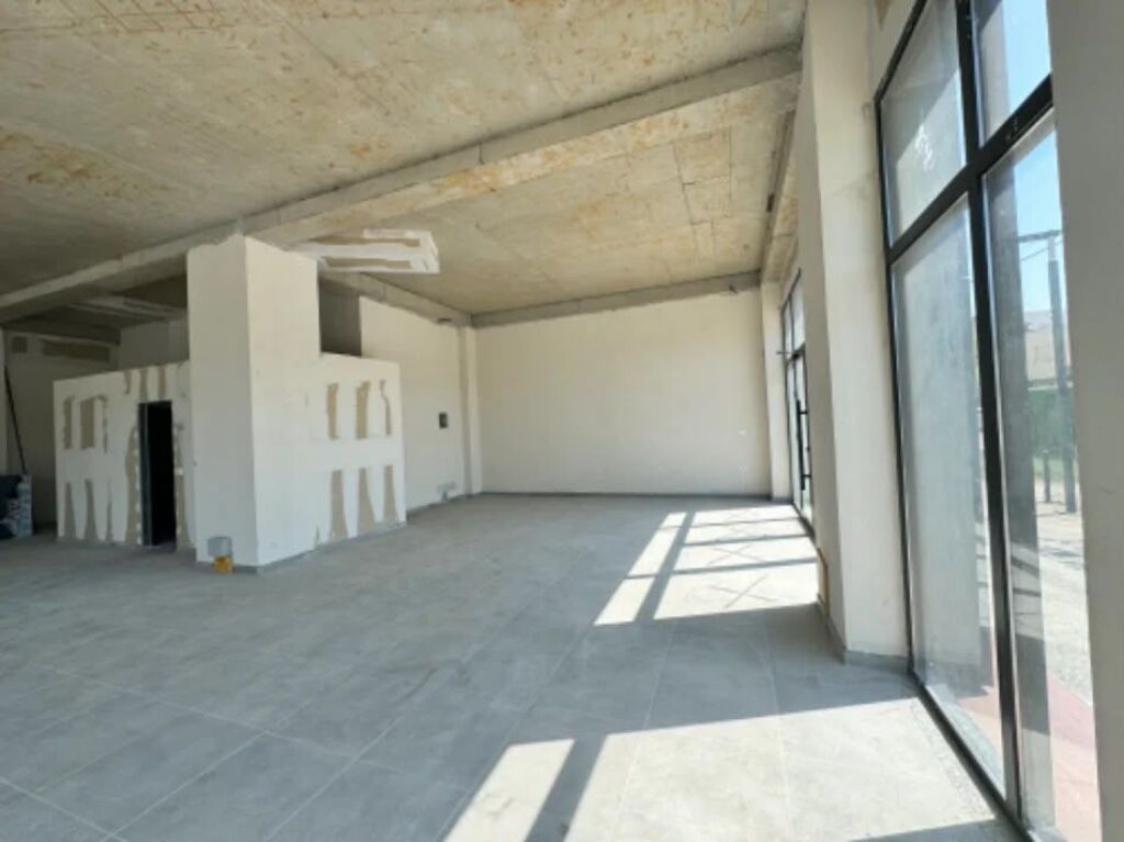SHOP FOR RENT 160 M2 NEW BOULEVARD 200,000 LEKE FH-89044
