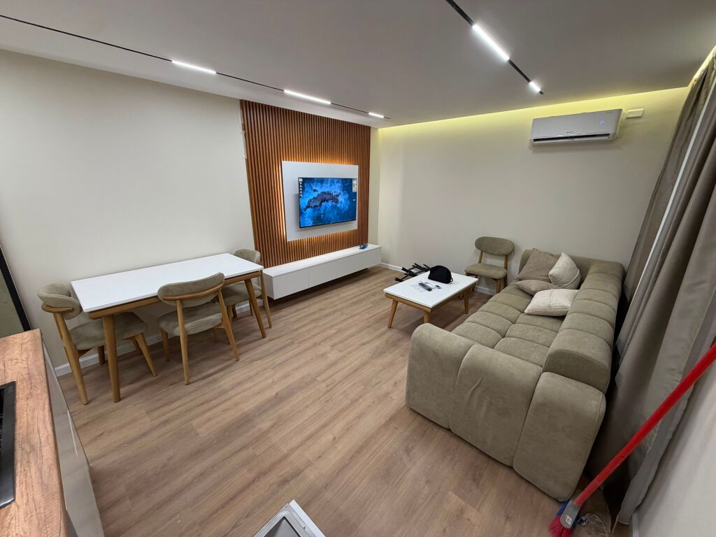 🏡 Shitet apartament 1+1, me verandë dhe parkim të sigurt përpara 📍 Rruga “Kongresi i Manastirit”, përballë Pediatrisë 💰 Çmimi: 12,000,000 lekë (120 milionë lekë të vjetra)
