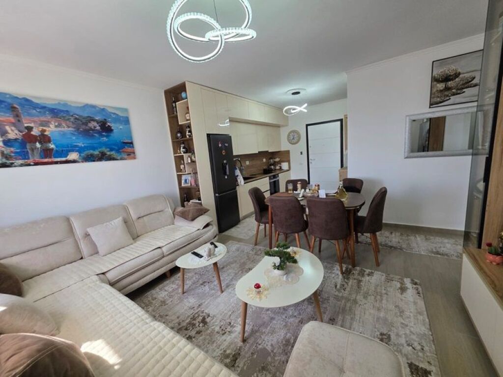 LEZHË SHITET APARTAMENT 1+1