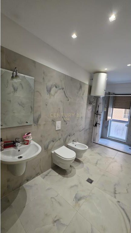 Shitet apartament 2+1+2 ne Xhamllik!