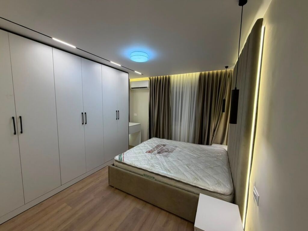 🏡 Shitet apartament 1+1, me verandë dhe parkim të sigurt përpara 📍 Rruga “Kongresi i Manastirit”, përballë Pediatrisë 📐 Sipërfaqe: 60 m² 🏢 Kati 1, pallat ekzistues pa ashensor 📄 Me hipotekë – mundësi blerjeje me kredi  ✨ Totalisht i rikonstruktuar me materiale cilësore, termoizolim me sistem kapot dhe mobilim modern luksoz. Apartamenti është i pabanuar më parë dhe gati për banim.  💰 Çmimi: 12,000,000 lekë (120 milionë lekë të vjetra)