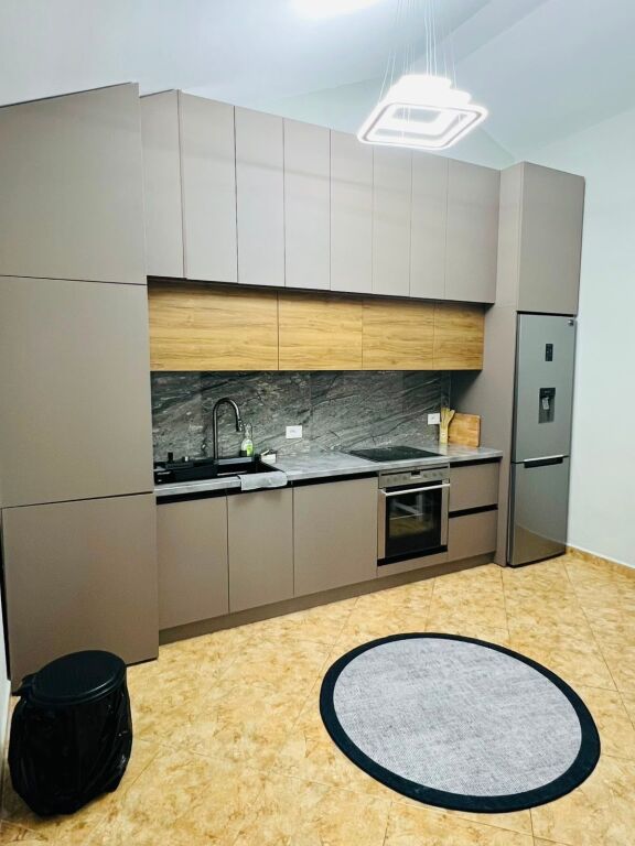 Jepet me qira apartament 2+1 tek Ish Parku Autobuzave