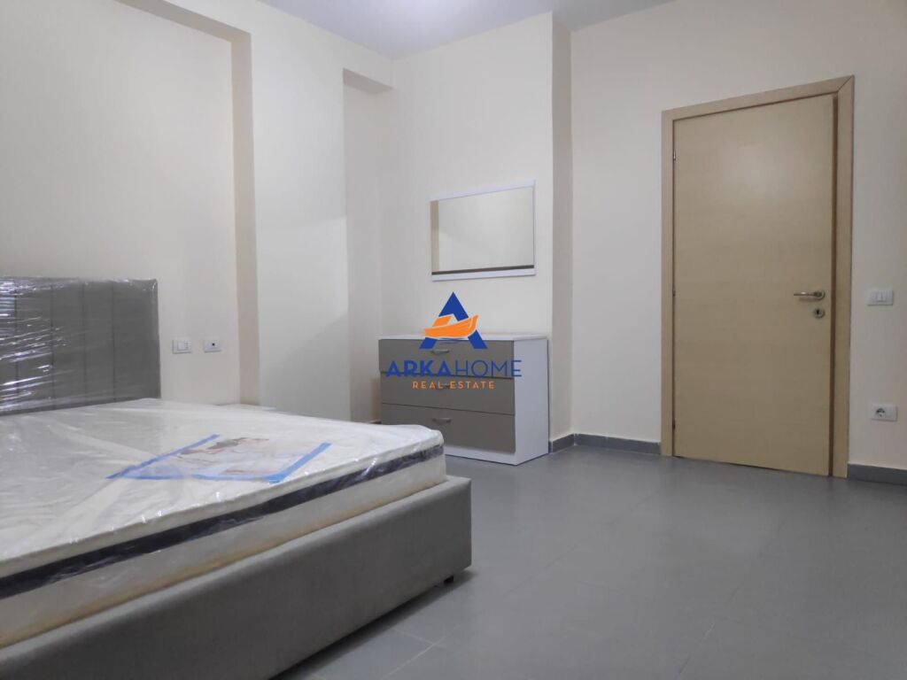 JEPET APARTAMENT ME QERA 1+1+BALLKON "RRUGA ALEKSANDËR MOISIU,ISH KINOSTUDIO" 600 EURO