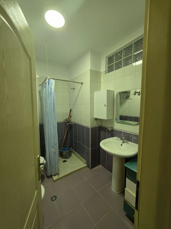 🏡 SHITET Apartament 1+1 📍Astir, tek Rrethrrotullimi, Rruga Vasil Tromara