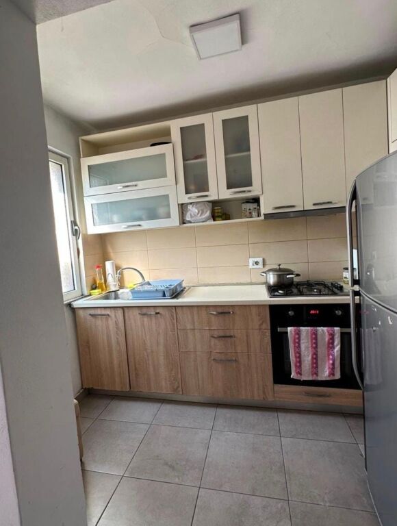 Rr. Fortuzi, jepet me qira apartament 2+1!