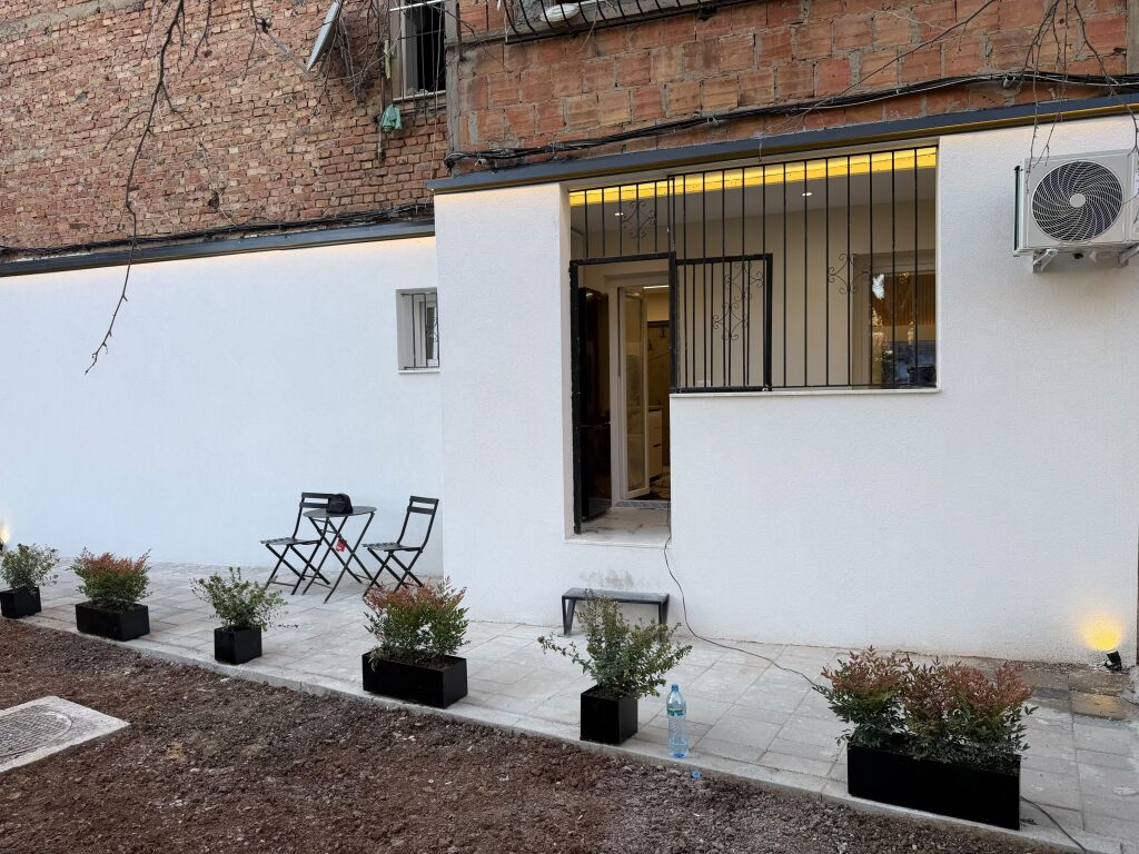 🏡 Shitet apartament 1+1, me verandë dhe parkim të sigurt përpara 📍 Rruga “Kongresi i Manastirit”, përballë Pediatrisë 💰 Çmimi: 12,000,000 lekë (120 milionë lekë të vjetra)