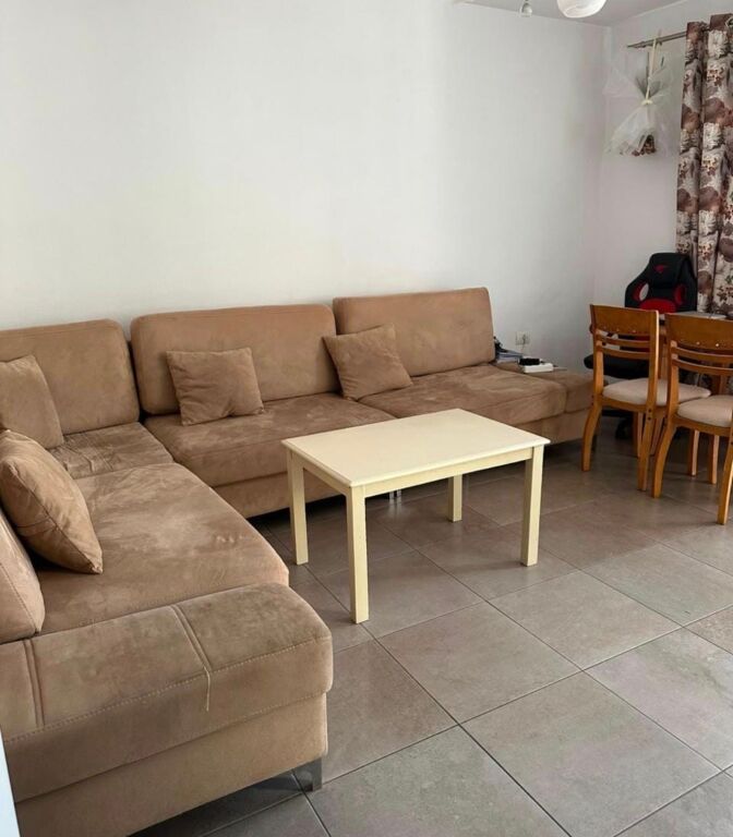 Rr. Fortuzi, jepet me qira apartament 2+1!