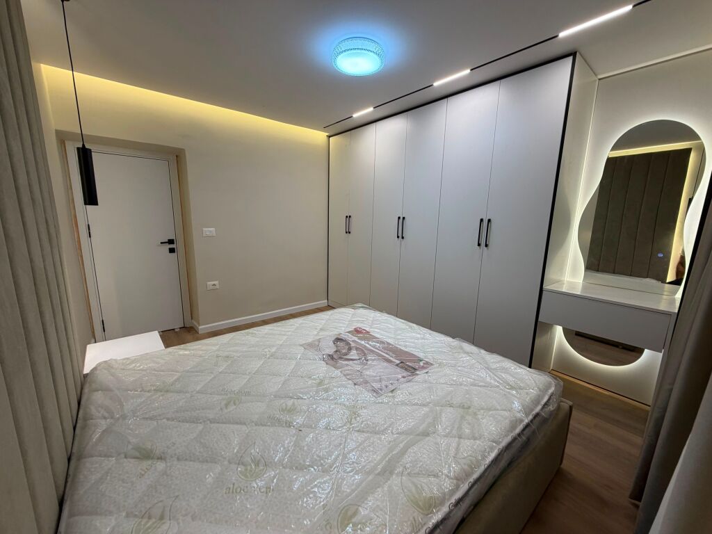 🏡 Shitet apartament 1+1, me verandë dhe parkim të sigurt përpara 📍 Rruga “Kongresi i Manastirit”, përballë Pediatrisë 💰 Çmimi: 12,000,000 lekë (120 milionë lekë të vjetra)