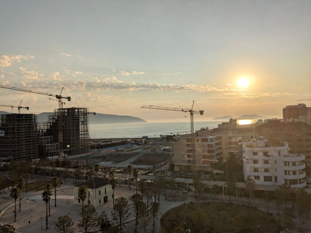 JEPET ME QIRA APARTAMENT 1+1 NE LUNGOMARE VLORE