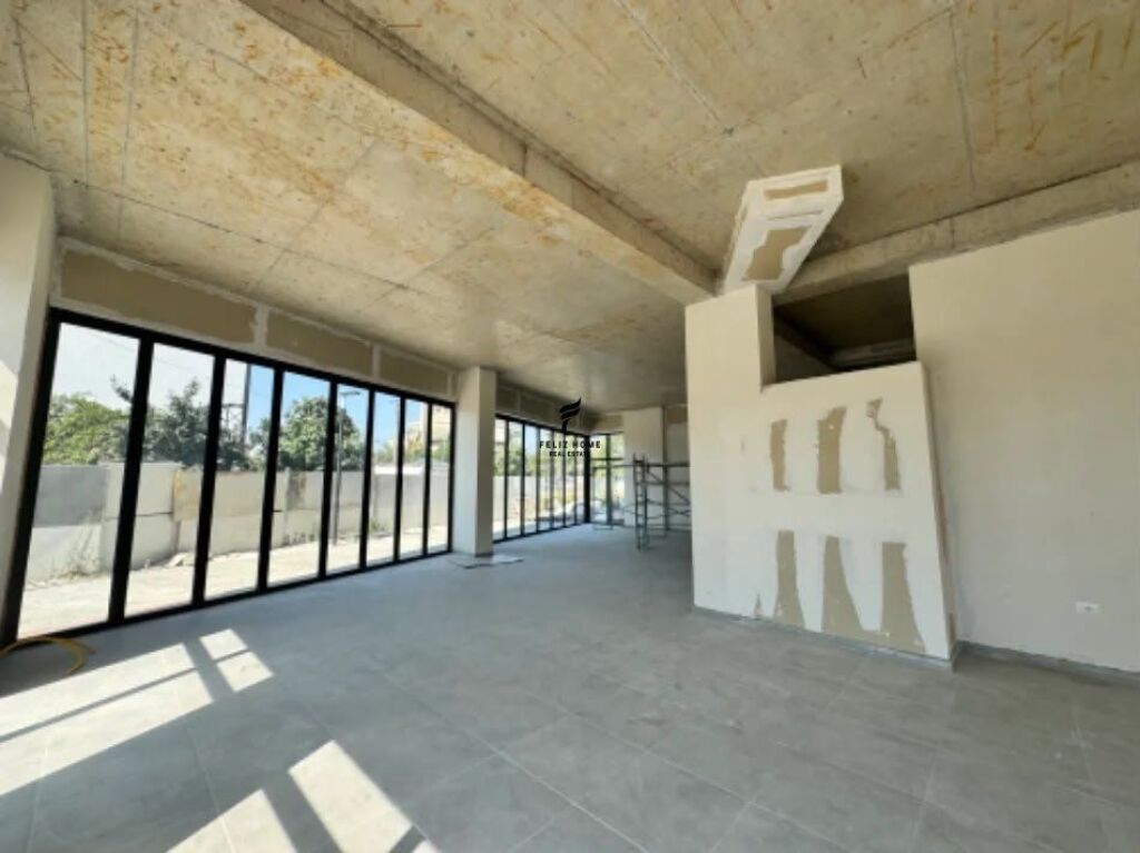 SHOP FOR RENT 160 M2 NEW BOULEVARD 200,000 LEKE FH-89044
