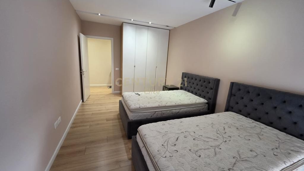 Shitet apartament 2+1+2 ne Xhamllik!