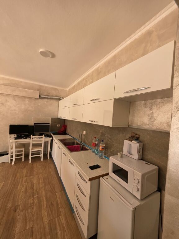 🏡 Apartament 2+1+2+2 ballkone me qera  📍 Astir, pranë market Jata  🏢 Kati 8 (me ashensor)  📐 Sipërfaqe: 117 m² 🛋 E mobiluar   💰 Çmimi: 60.000 Lekë/Muaj