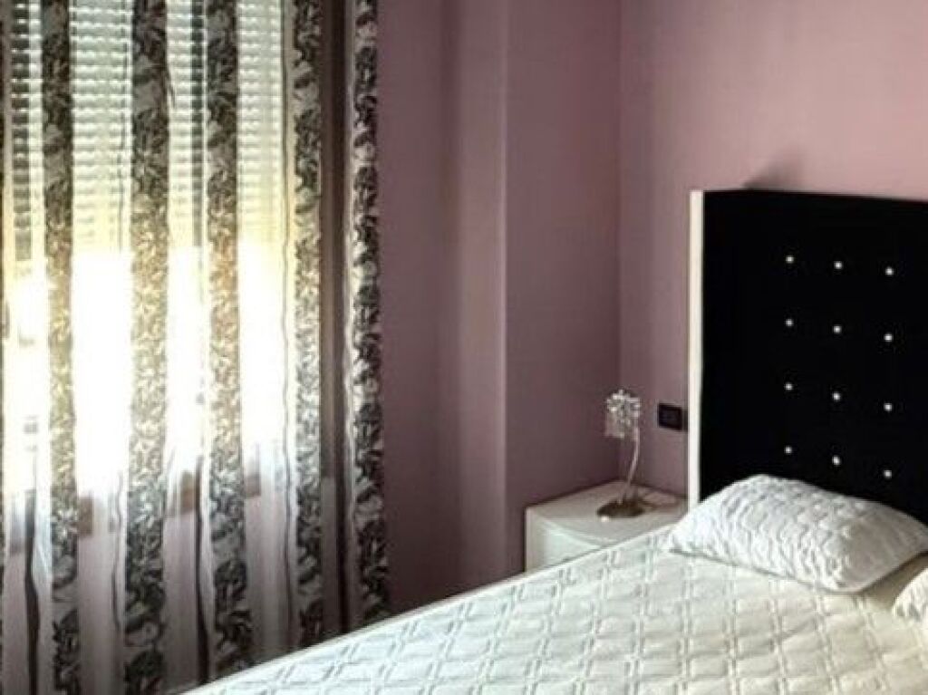 Jepet apartament 3+1+2+Post Parkimi tek Kompleksi Delijorgji , Rruga e Kavajes .