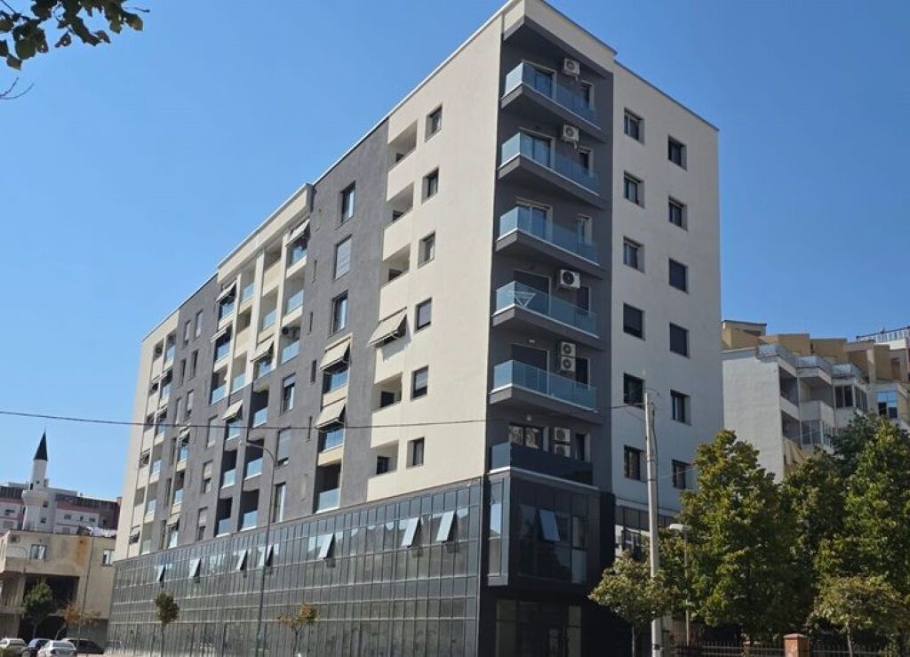LEZHË SHITET APARTAMENT 1+1
