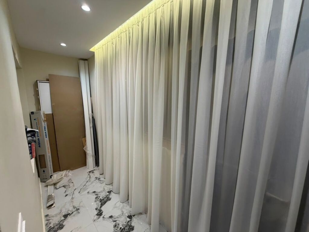 🏡 Shitet apartament 1+1, me verandë dhe parkim të sigurt përpara 📍 Rruga “Kongresi i Manastirit”, përballë Pediatrisë 📐 Sipërfaqe: 60 m² 🏢 Kati 1, pallat ekzistues pa ashensor 📄 Me hipotekë – mundësi blerjeje me kredi  ✨ Totalisht i rikonstruktuar me materiale cilësore, termoizolim me sistem kapot dhe mobilim modern luksoz. Apartamenti është i pabanuar më parë dhe gati për banim.  💰 Çmimi: 12,000,000 lekë (120 milionë lekë të vjetra)