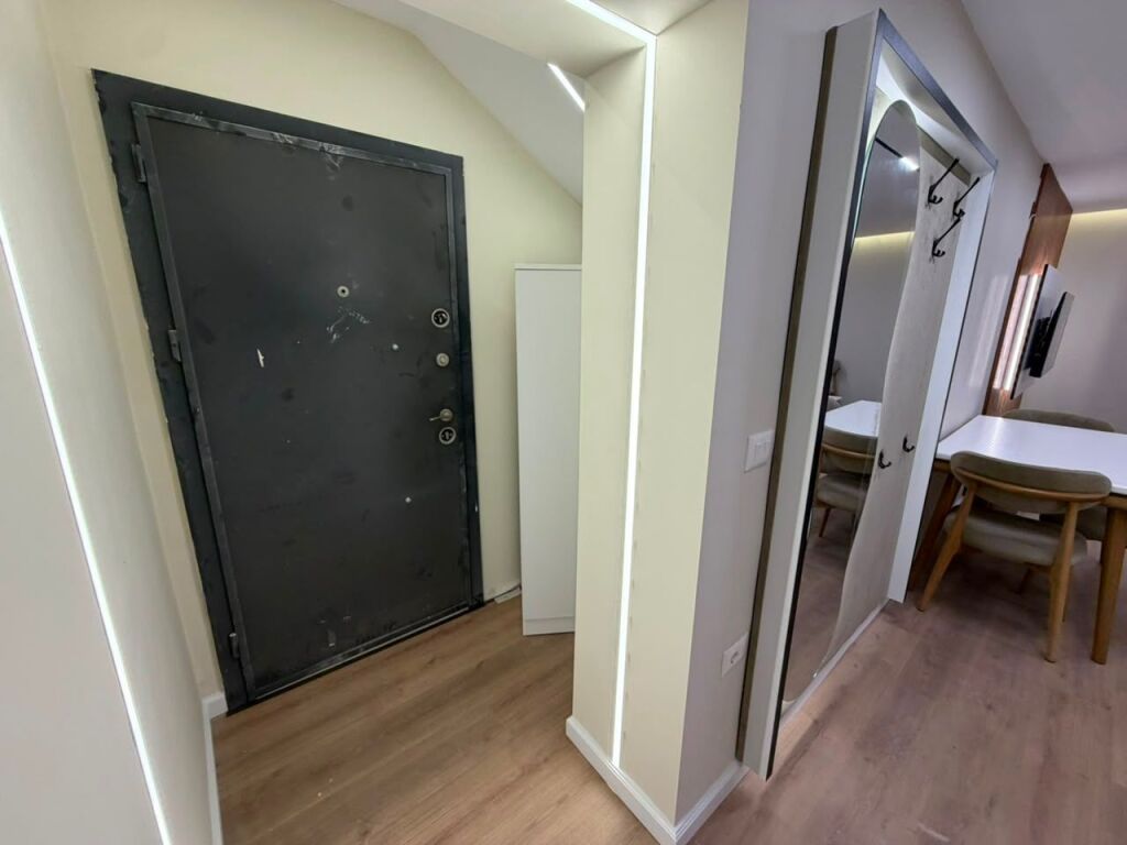 🏡 Shitet apartament 1+1, me verandë dhe parkim të sigurt përpara 📍 Rruga “Kongresi i Manastirit”, përballë Pediatrisë 📐 Sipërfaqe: 60 m² 🏢 Kati 1, pallat ekzistues pa ashensor 📄 Me hipotekë – mundësi blerjeje me kredi  ✨ Totalisht i rikonstruktuar me materiale cilësore, termoizolim me sistem kapot dhe mobilim modern luksoz. Apartamenti është i pabanuar më parë dhe gati për banim.  💰 Çmimi: 12,000,000 lekë (120 milionë lekë të vjetra)