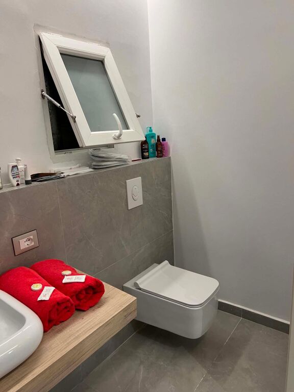 Jepet Apartament 1+1 me qera ne Plazh