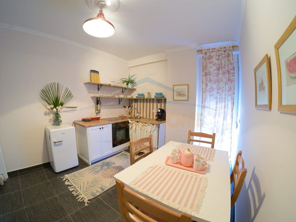 Apartament per shitje 2+1+2, Rruga e Barrikadave, Tiranë.