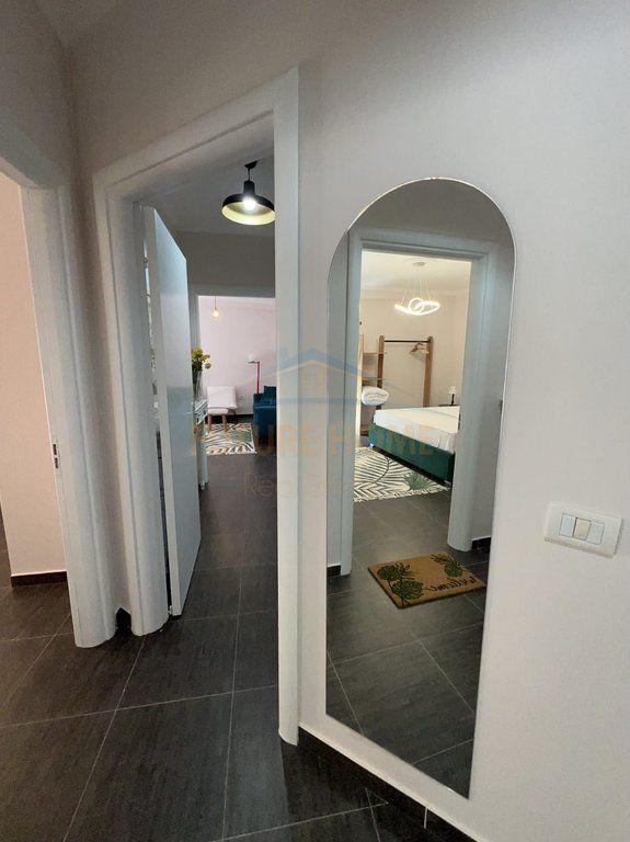Apartament per shitje 2+1+2, Rruga e Barrikadave, Tiranë.