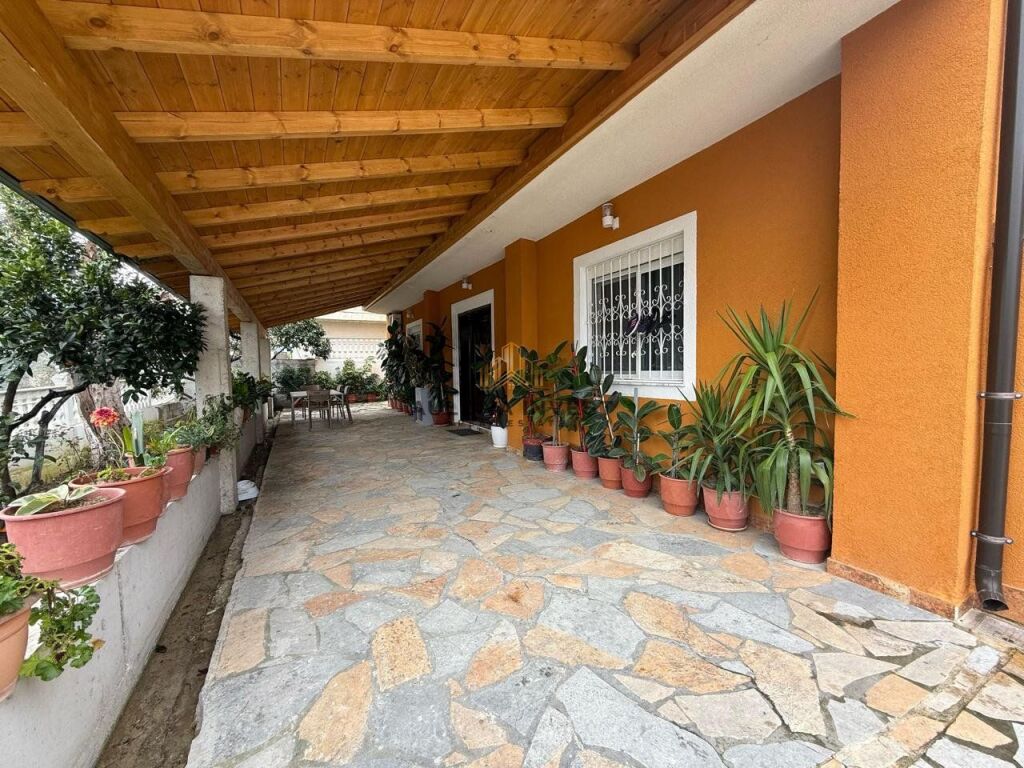JEPET ME QERA AFATGJATE KATI I PARE I NJE SHTEPI PRIVATE NE KUZUM BABA, VLORE