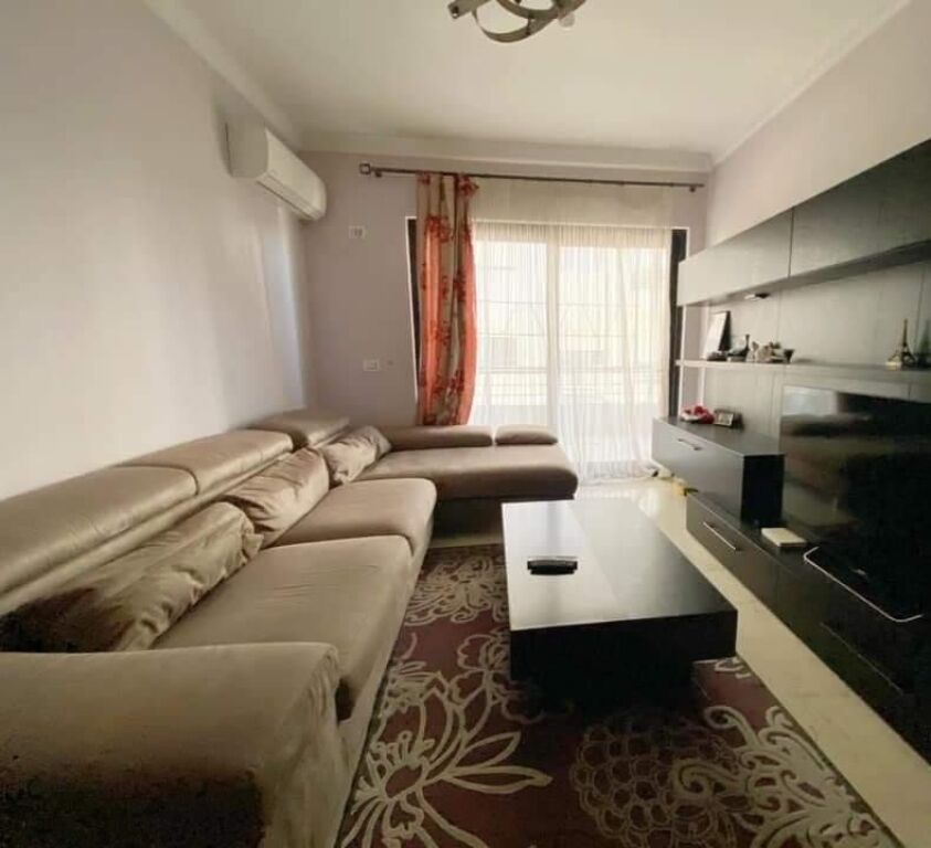Shitet 1+1 liqeni thate 108 metra mobiluar ashensor hipoteke 210000 eu