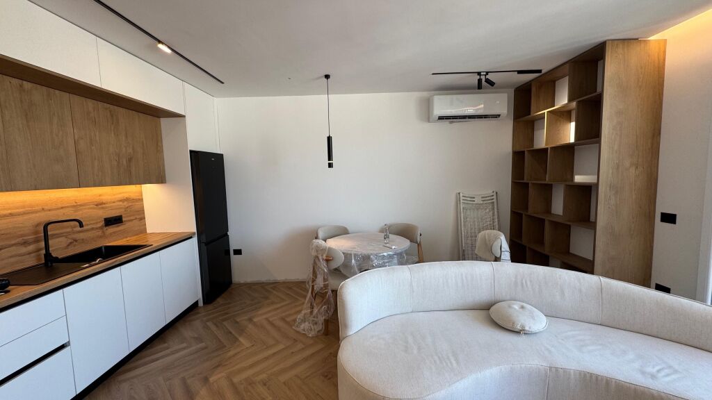 Shitet apartament lux 2+1 plazh
