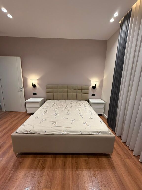 🏡 Jepet me qira apartament 2+1 🚗 Post parkimi i përfshirë  📍 Rruga “5 Maji”, mbrapa Bar Kafe Oda 📐 Sipërfaqe: 98 m² 🏢 Kati 5 banim, me ashensor 🌿 2 ballkone  💰 Çmimi: 75,000 lekë/muaj