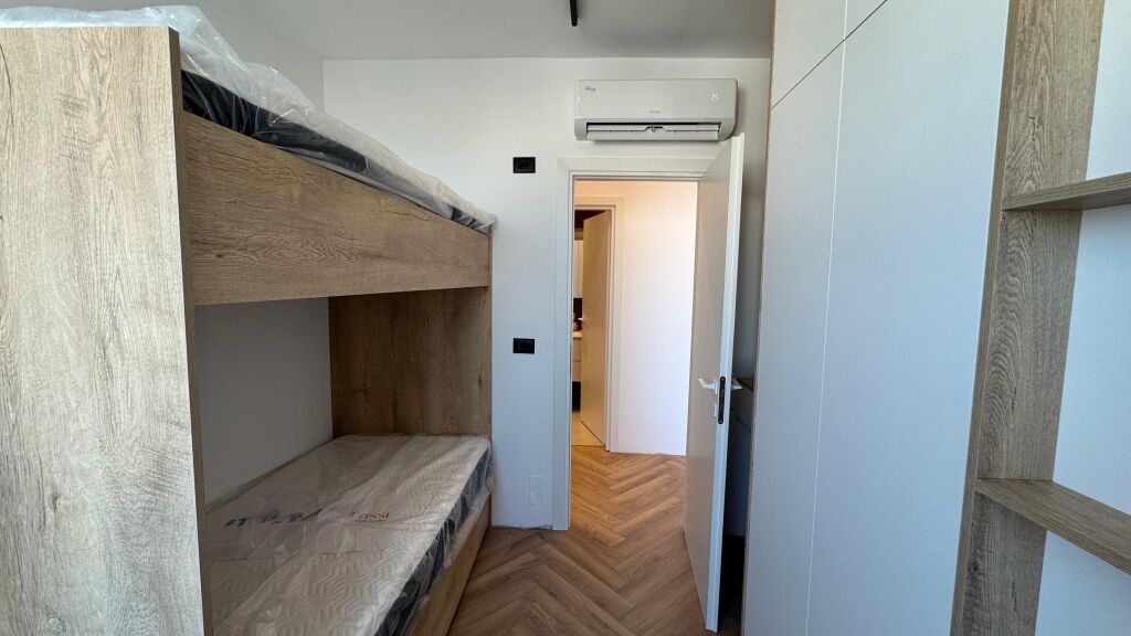 Shitet apartament lux 2+1 plazh