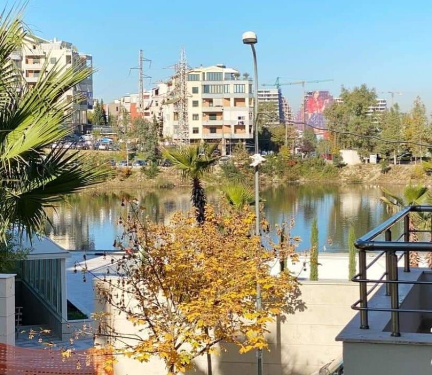 Shitet 1+1 liqeni thate 108 metra mobiluar ashensor hipoteke 210000 eu