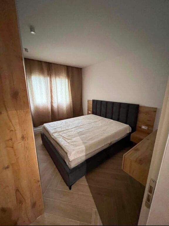 Jepet Apartament 1+1 me qera ne Plazh