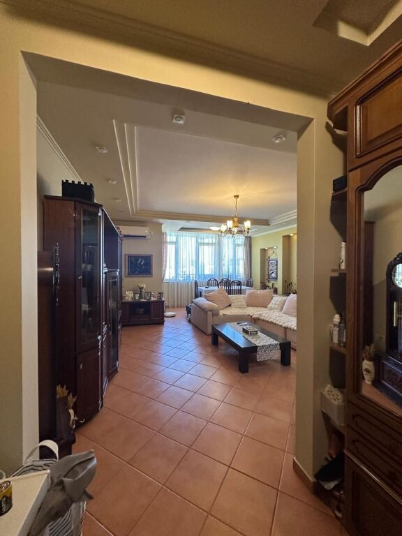 Rruga Fortuzi, prane Hotel Comfort, jepet me qera apartament, 2+1+Parkim, 90,000 Leke