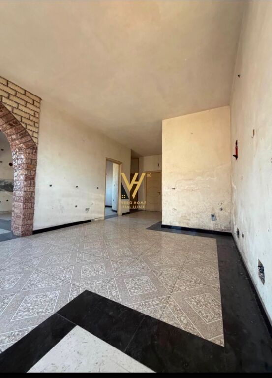 JEPET AMBIENT BIZNESI 370 M2 ME QERA NE SAUK 200.000 LEKE