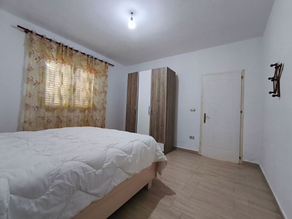 Apartament 2+1 me qira në qendër të Durrësit Stacioni Trenit