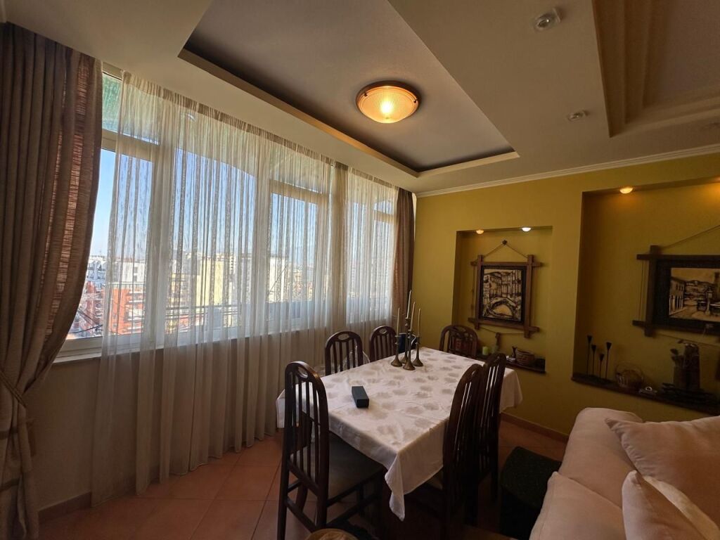 Rruga Fortuzi, prane Hotel Comfort, jepet me qera apartament, 2+1+Parkim, 90,000 Leke