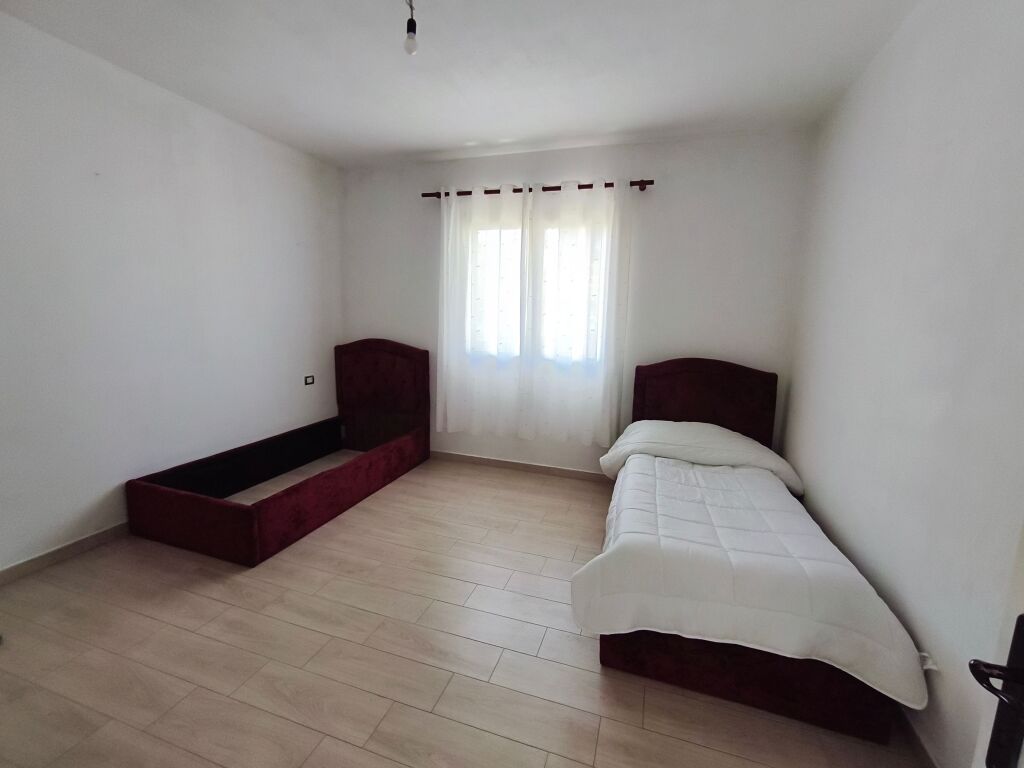 Apartament 2+1 me qira në qendër të Durrësit Stacioni Trenit