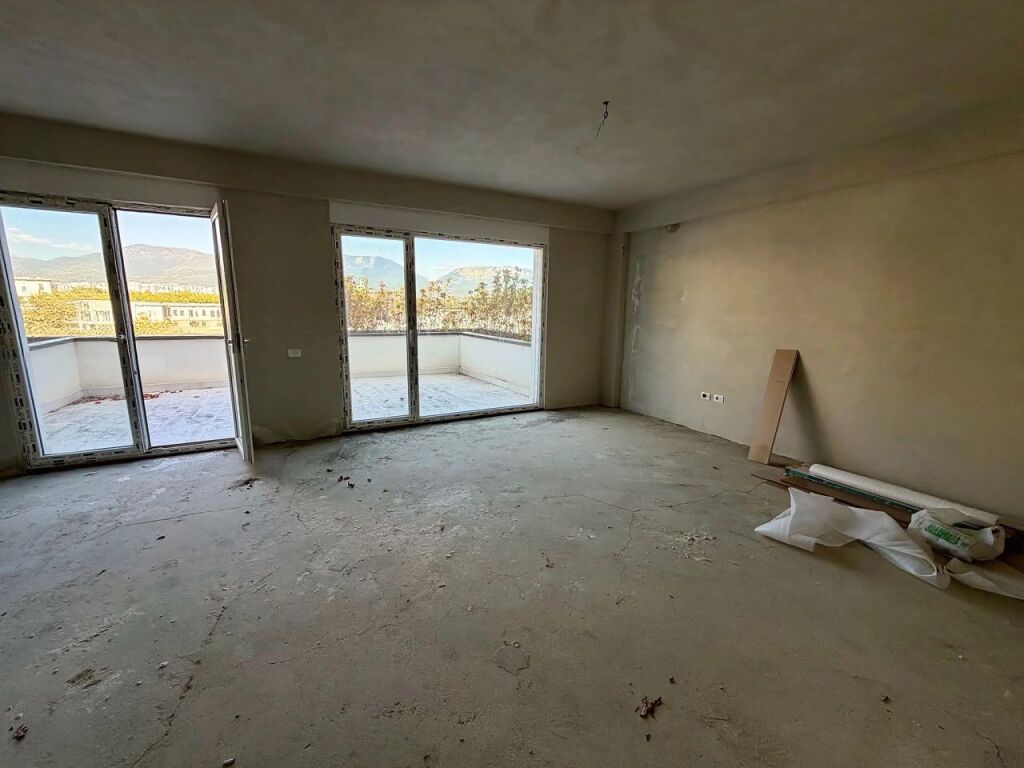 Shitet Apartament 3+1+verande Liqeni i Thate