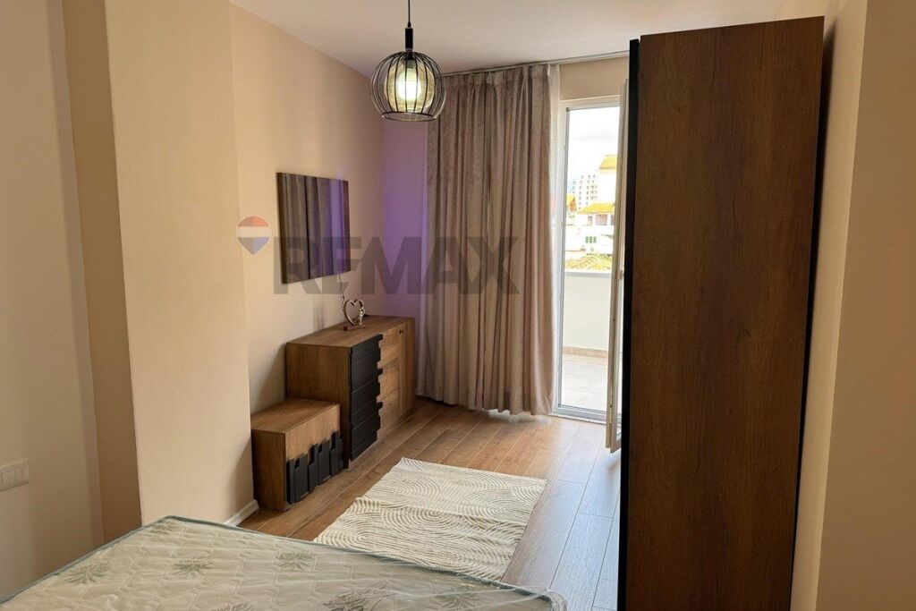 Apartament - Për Qira - Rruga e Barrikadave, Tiranë