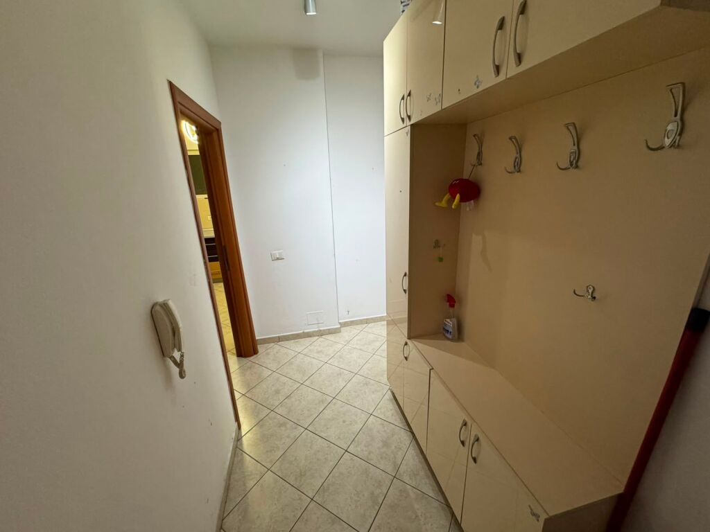 Jepet me Qera Apartament 2+1 tek Komuna parisit, prane Go Tech  id 5378