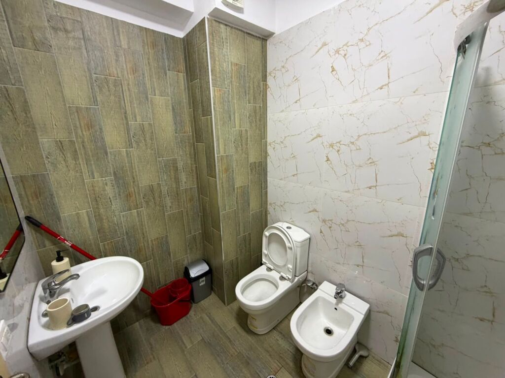 🏡 JEPET ME QIRA 2+1 – LIQENI I THATË  📍 Adresa: Liqeni i Thatë, Kompleksi FZ 🛋️ E mobiluar 🏢 Kati 3 💰 Çmimi: 65,000 lek/muaj