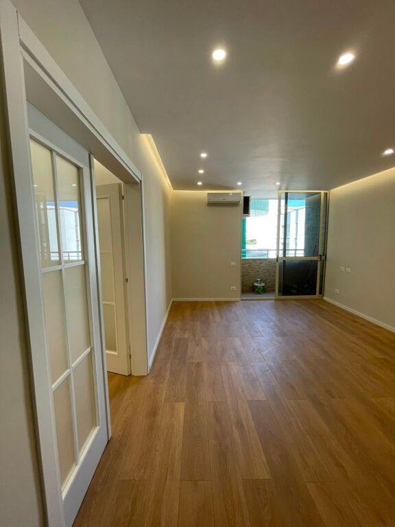 Shitet ,Apartament 1+1, Komuna e Parisit, Tirane