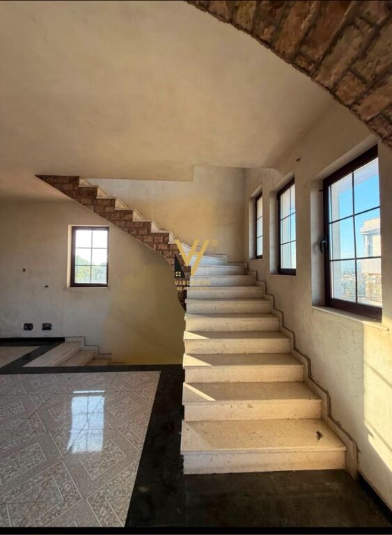 JEPET AMBIENT BIZNESI 370 M2 ME QERA NE SAUK 200.000 LEKE