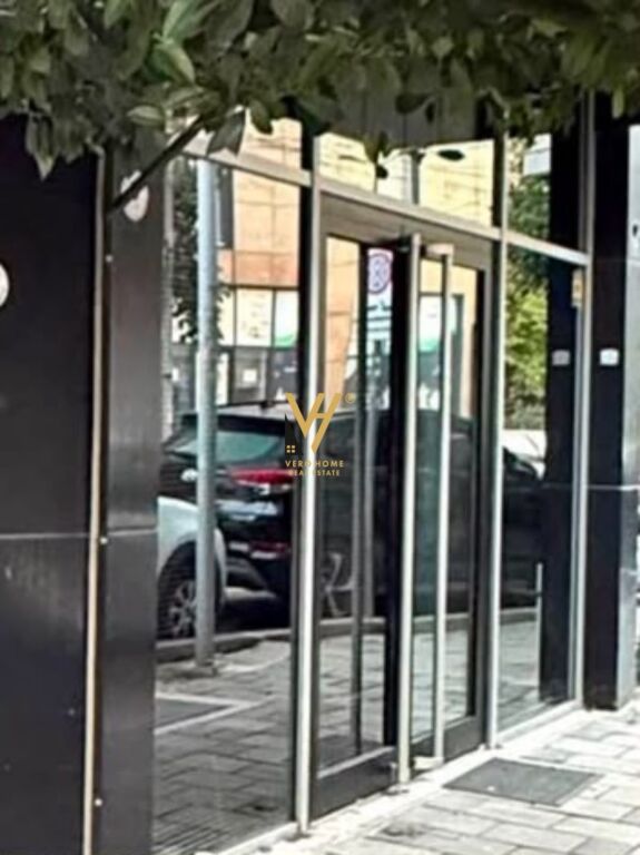 SHITET AMBIENT BIZNESI 50 M2 TE RRUGA E BARRIKADAVE 235.000 EURO