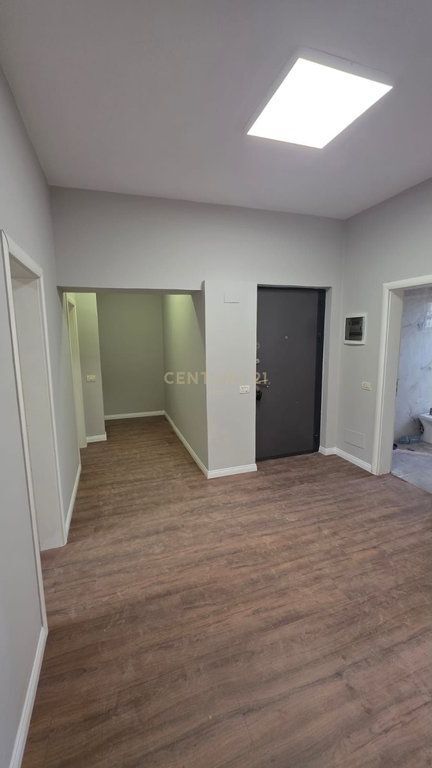 Japim zyre me qira 3+1 , buze rruge, prane kryqezimit te Komunes se Parisit !! 800 € /Muaj