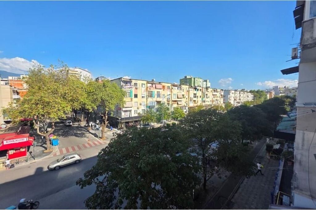 APARTAMENT 2+1+KUZHINE E VECUAR PER QIRA!