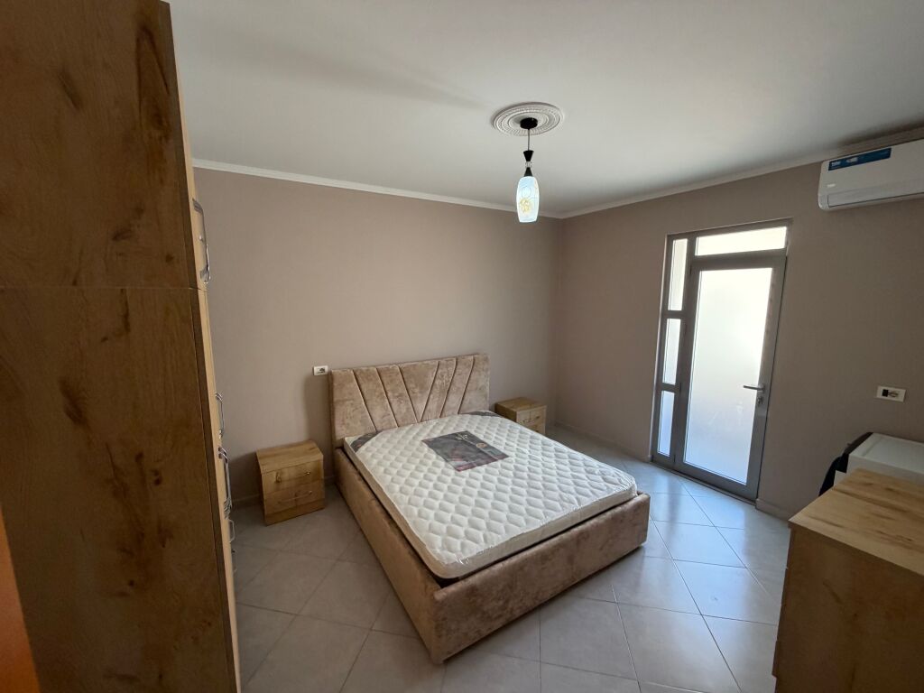 🏡 Jepet me qira apartament 2+1 – 21 Dhjetori  📍 Pallat ekzistues, tek kryqëzimi i 21 Dhjetorit 🛋️ I mobiluar, me arredim bashkëkohor 📐 Sipërfaqe: 75 m² 🏢 Kati: 3, pa ashensor 💶 Çmimi: 700 €/muaj