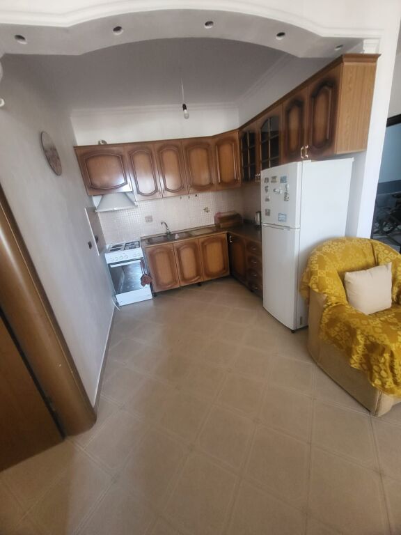 🏡 Jepet me Qera Apartament 2+1 – Rr. e Kavajes , Përballë Delijorgji