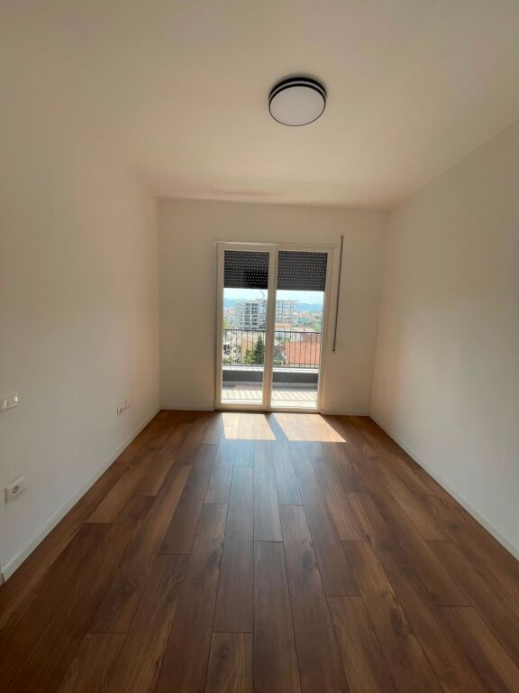 Jepet me qera apartament 2+1+parkim ne paskuqan