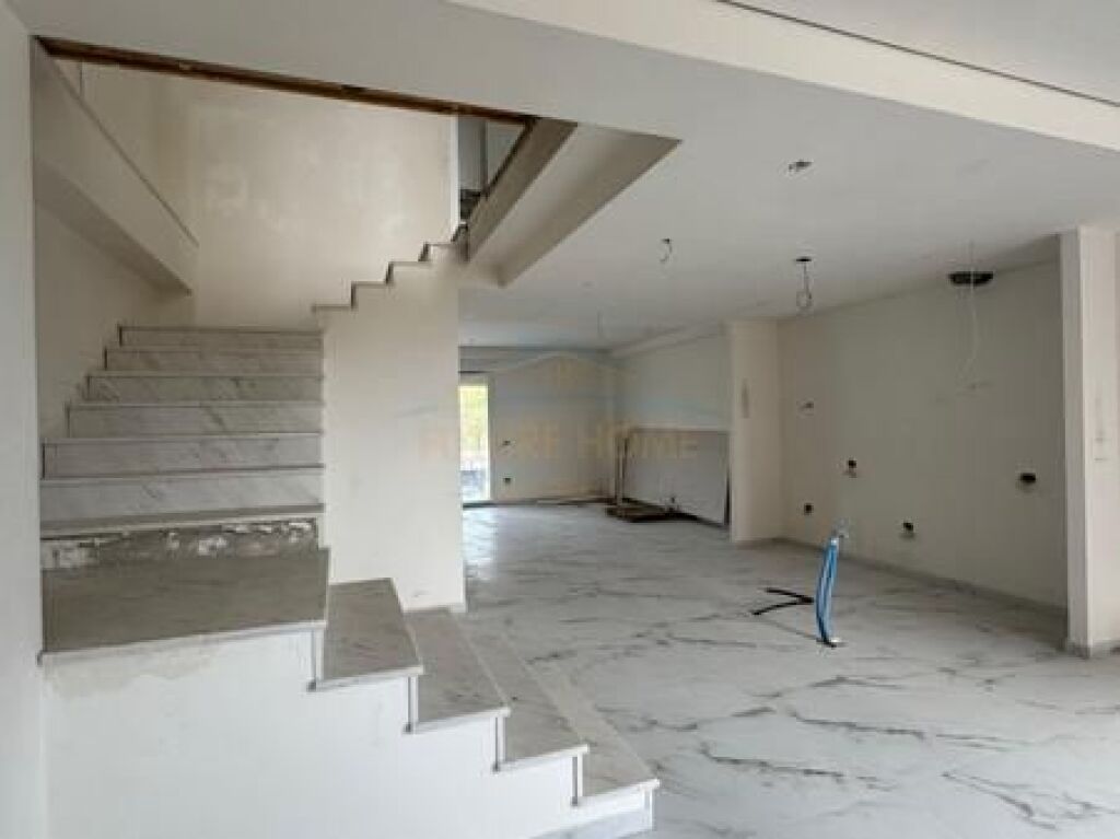 Shitet, Duplex , Fresk , Tiranë