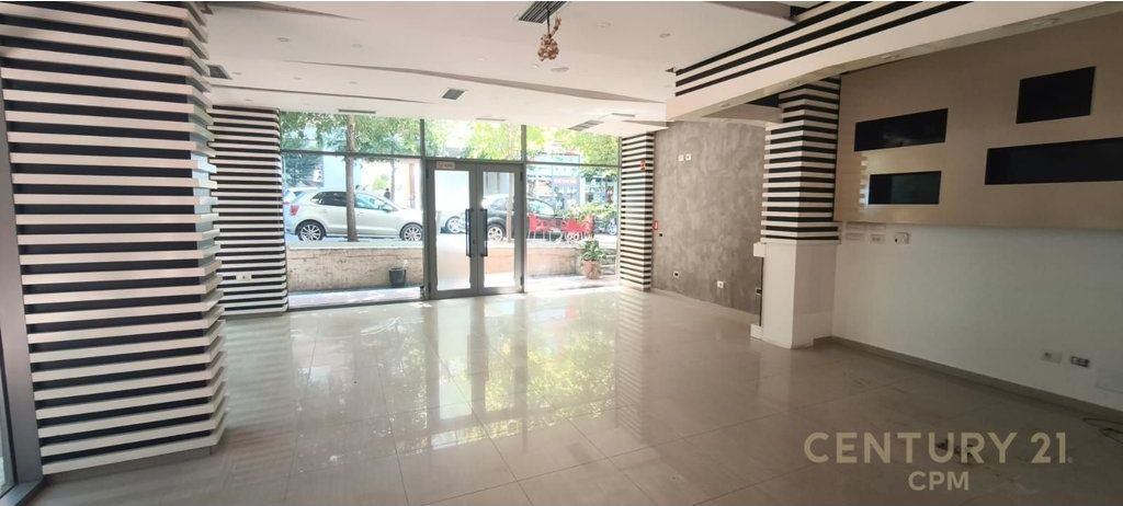 JEPET ME QIRA CORNER KOMPLEKSI ORION RAJONI NR.4 860 € /Muaj 80,000 Lekë /Muaj